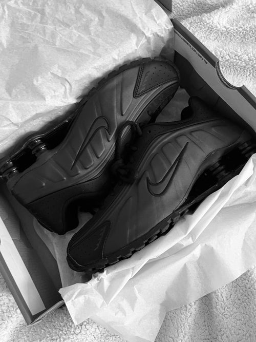 Black Nike Shox R4